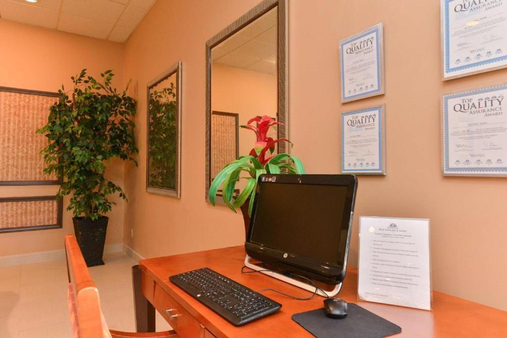 Americas Best Value Inn & Suites فيكتوريا المظهر الخارجي الصورة