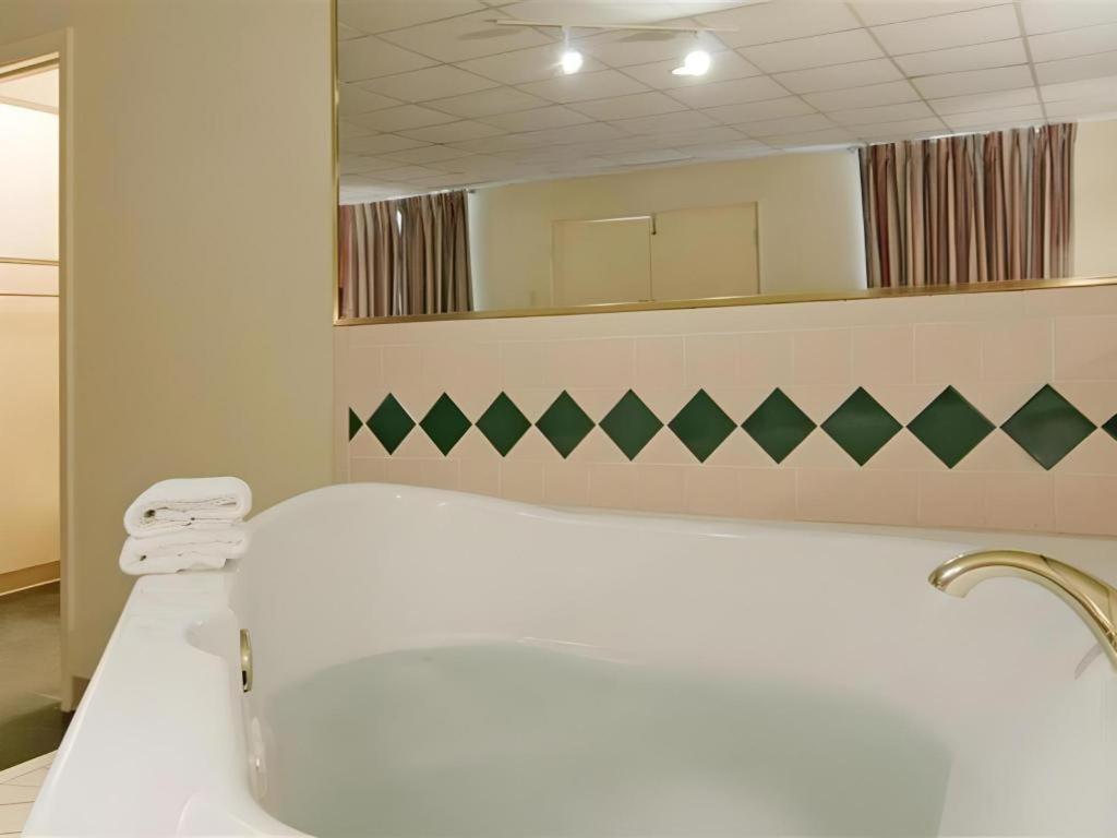 Americas Best Value Inn & Suites فيكتوريا المظهر الخارجي الصورة